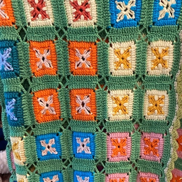 VINTAGE 1960’s lime green cotton crochet granny squares blanket. 46 x 70 152